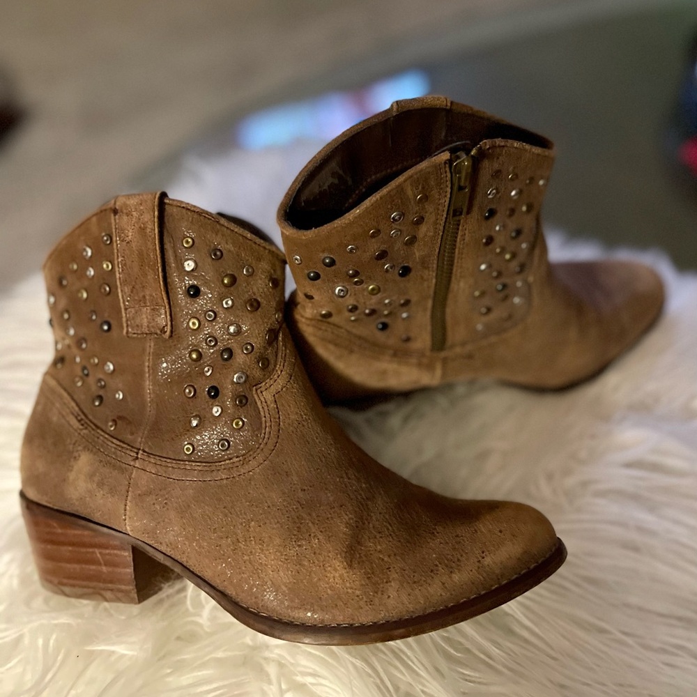 White mountain studded leather cowgirl ankle boots, size 9